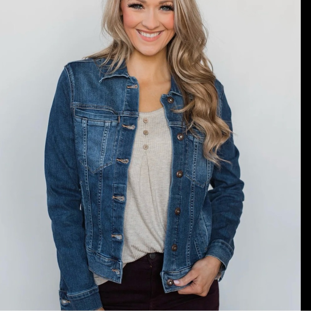 SNEAK PEEK MEDIUM WASH DENIM JEAN JACKET